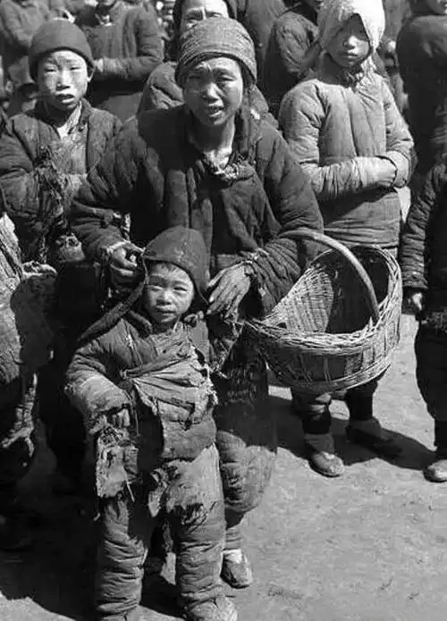 老照片:1942—1943,真实记录河南大饥荒的20张珍贵老照片