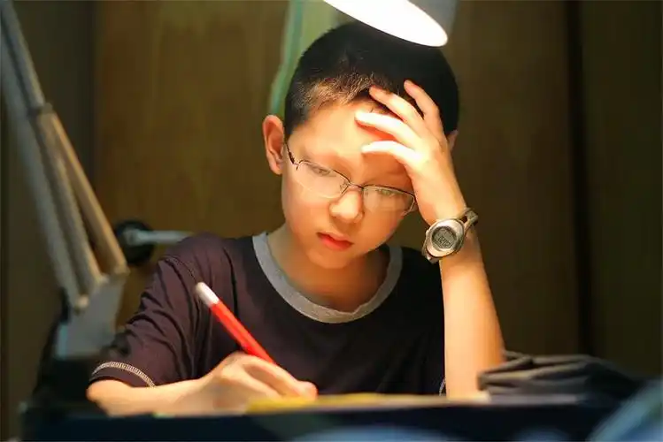 我都教了要你干嘛爸爸熬夜辅导孩子作业群里质问老师