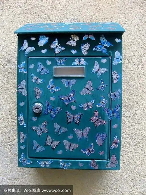 信箱装饰有蝴蝶图案