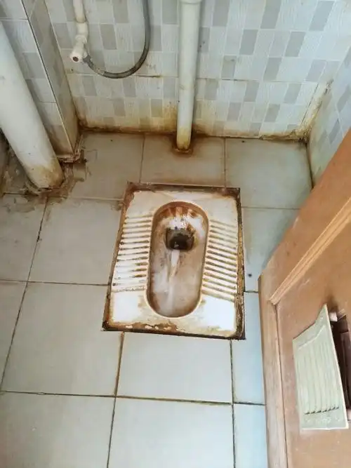 7403宿舍厕所坑不干净,走廊门口有烟头