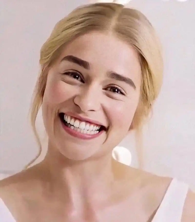 爱笑的龙妈emilia clarke 虽然有病在身,但龙妈依然是个爱笑的乐观