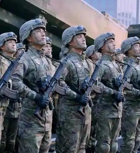 虽然有人认为这只是换了一个外形,但实际上,这个新式军装在实用性