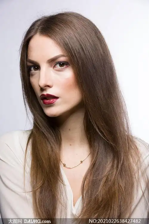 披肩秀发红唇浓妆美女摄影原片素材