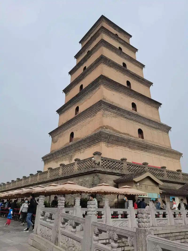 大雁塔:古老的佛塔 大雁塔位于中国陕西省西安市,是一座古老的佛塔