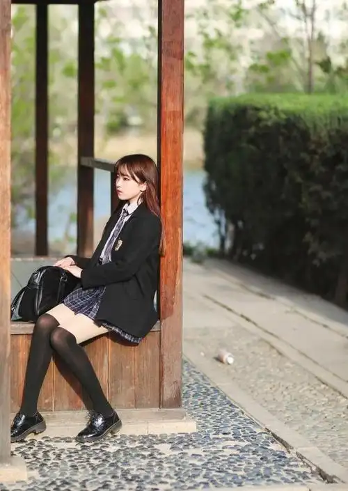 这位穿过膝黑丝的jk小姐姐,想找个放学后跟她一起到公园学习的人