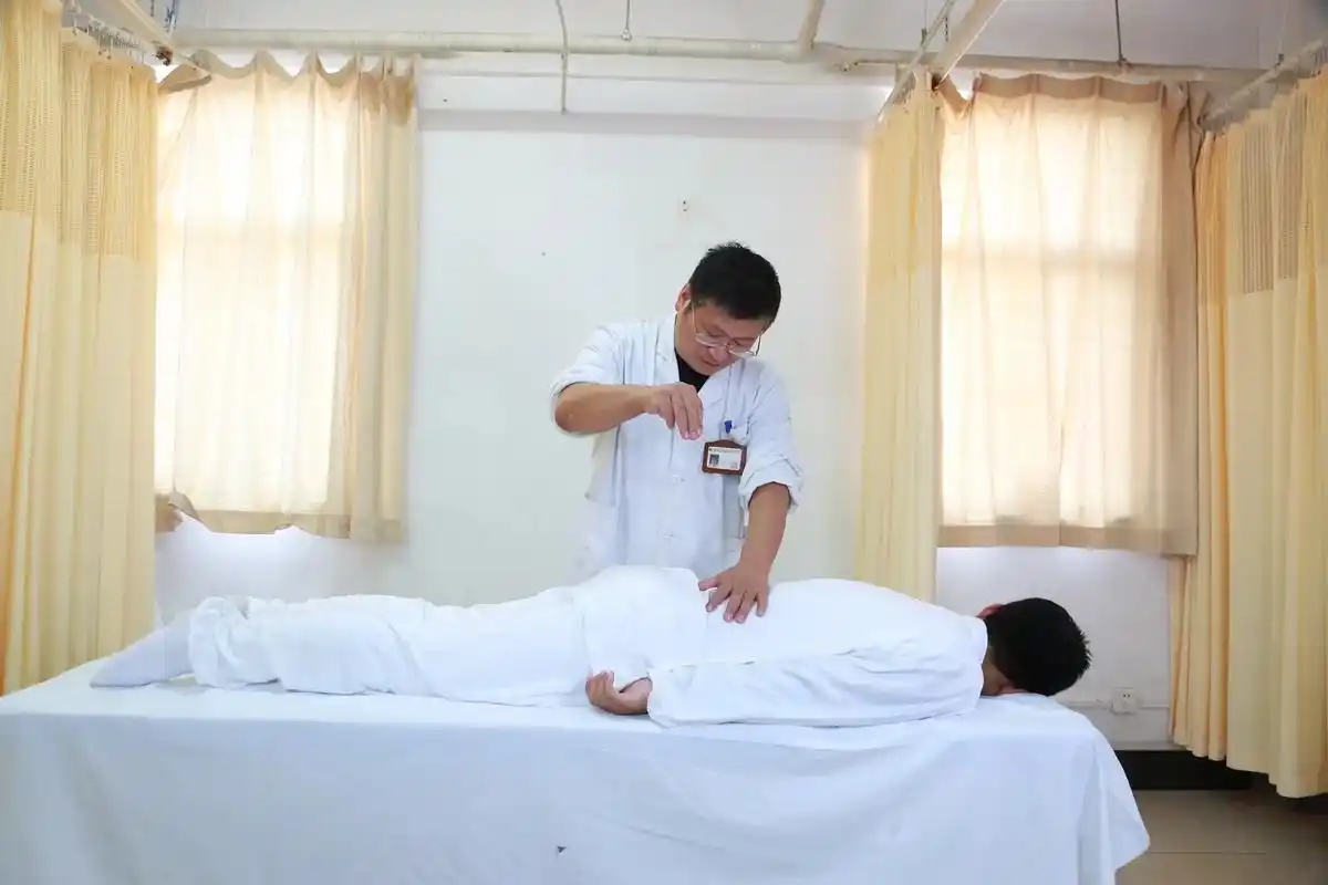 三部正骨法 点穴手法.【操作方法】 (1)点穴法:术者站于患 - 抖音