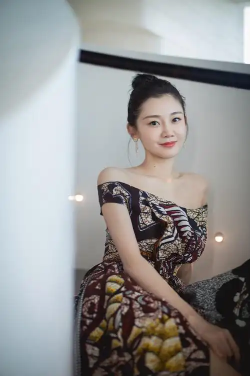 苗苗抹胸裙性感优雅写真图片67