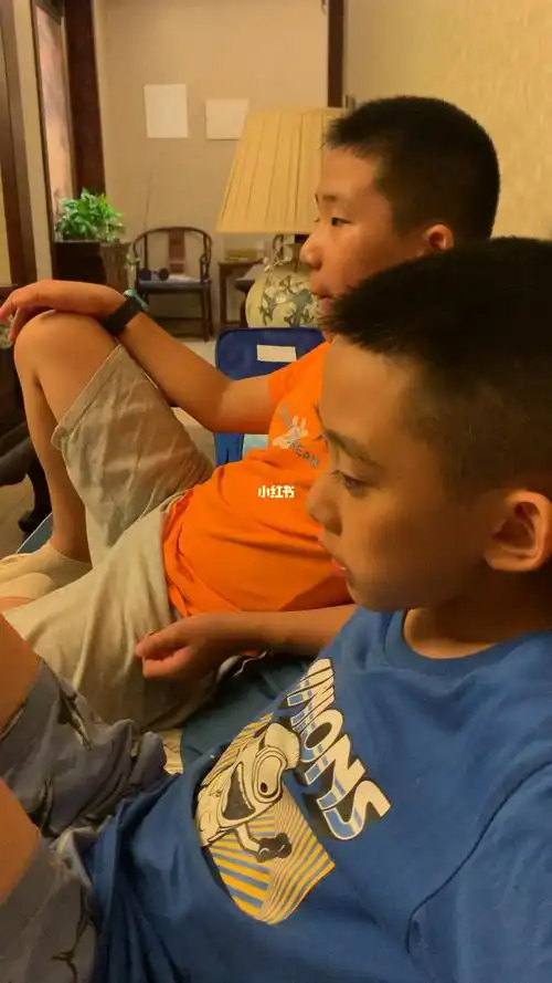 两个小孩子聊天