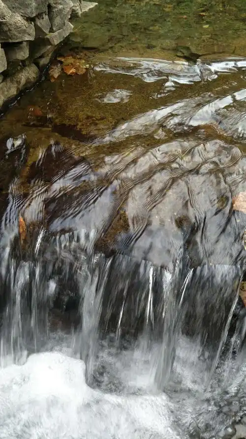 老边沟的山好,水也好,清澈的河水一眼见底,川流不息,让人留恋