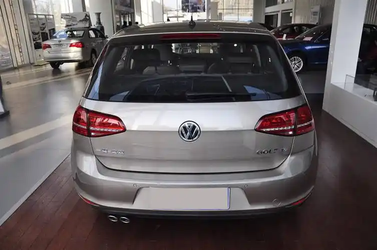 高尔夫正车尾