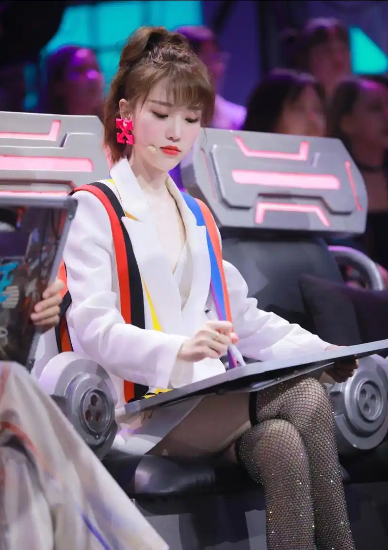 江苏卫视主持人张纯烨日常照片,不得不说,人家这颜值和气质,丝毫不输