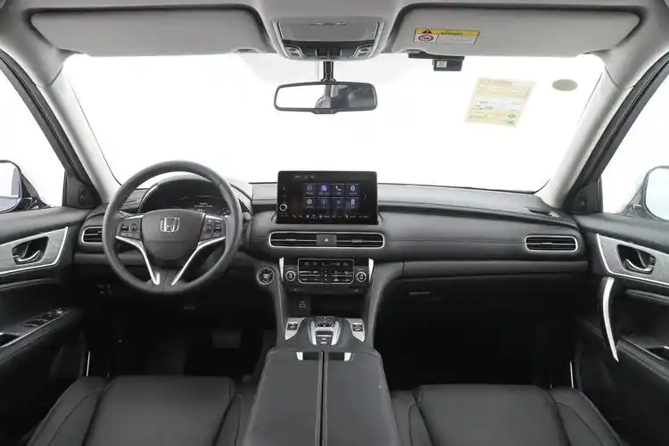 内饰方面,整个车内依然采用了极简的设计理念,规整的中控台经过平直