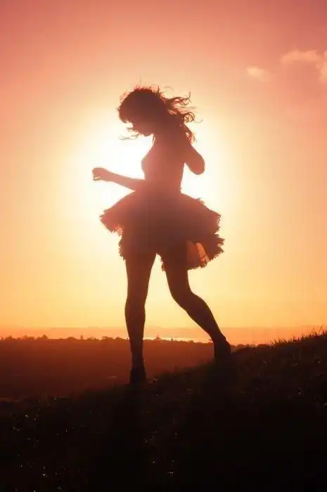 夕阳下的少女背影 真人版图片
