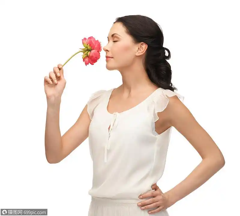 轻美丽的女人闻花的照片女孩黑发