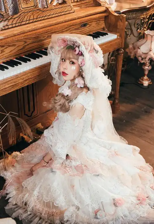 甜美花嫁lo娘,层叠蕾丝尽显优雅端庄,头戴檐帽仿佛茶会仙子