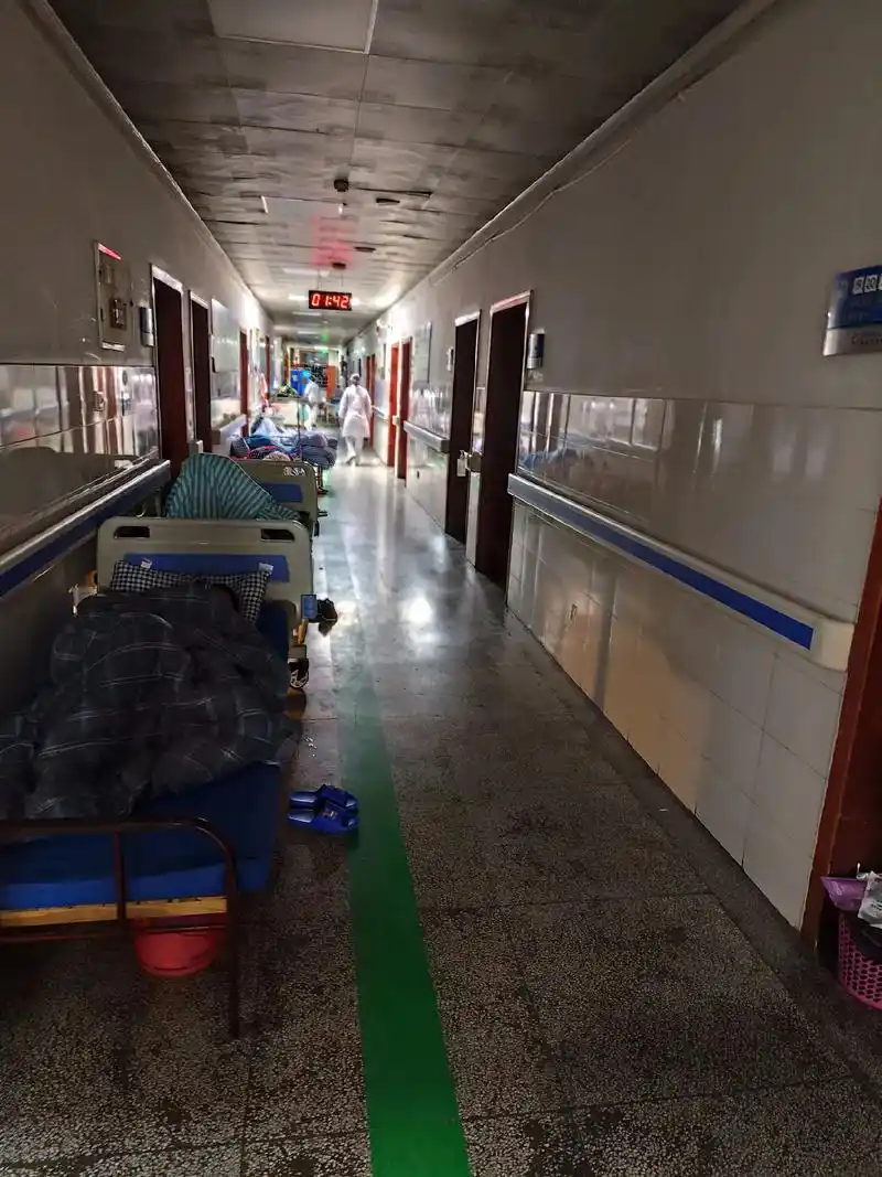 深夜的医院灯火通明,沉默的病房形形色色,在陪护的日子里