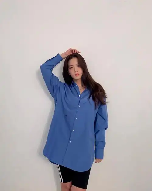 blackpink金智秀发布蓝色衬衫系列自拍美的动人心魄