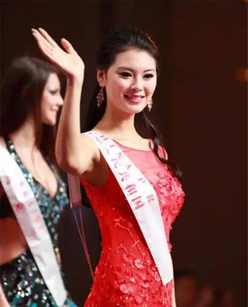 "世界小姐"于文霞:出身寒门,大学兼职做保姆,真人美过李嘉欣