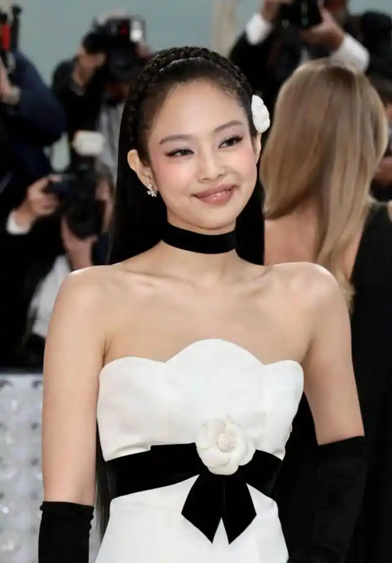 看了外媒镜头下的jennie生图,网友直言:太丑了!