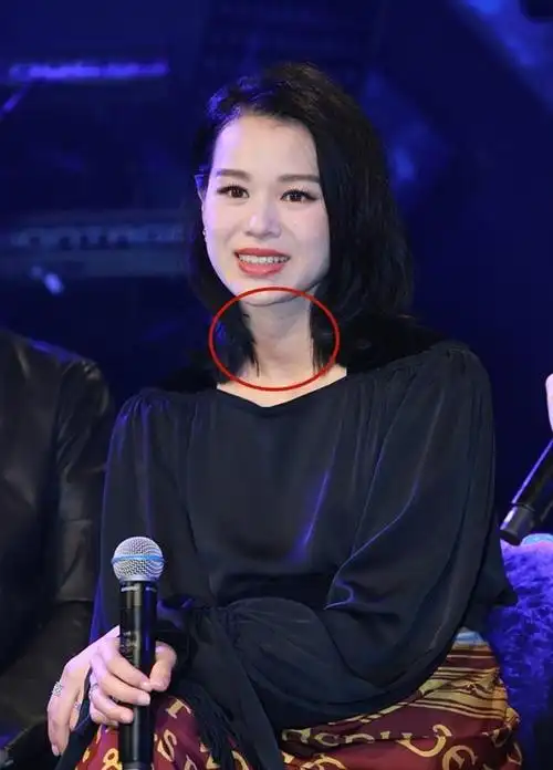 胡杏儿现身她又白又美 她的脖子看起来像40岁了