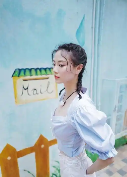 朱晨丽晒靓照身形很奇怪,疑似修图过度,网友:其实你不用p图_何广沛