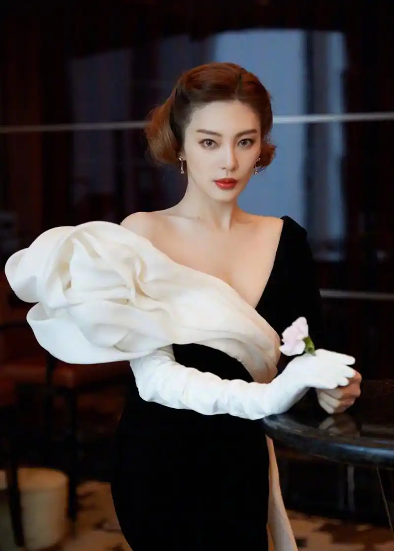 张雨绮# 一直坚持做自己的样子真美~#明星生图大赏