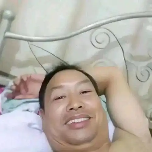 油腻大叔躺床上自拍表情包[微笑和严肃就在一刹那]