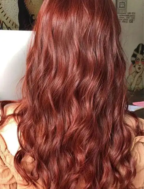 于酒红色一不小心就容易显老,这款夺目耀眼的红中混着些许沉稳的棕色