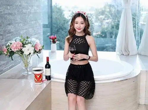 紧身吊带比基尼美女,穿出婀娜多姿的身段,绽放女神迷人气息!