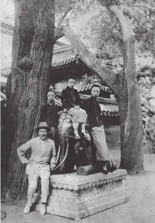 郭布罗·润麒:清朝最后一位国舅,活到21世纪,晚年说姐姐被冤枉_溥仪