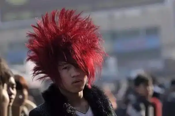 回顾11岁创杀马特家族的罗福兴拒富婆追求回归现实开上理发店