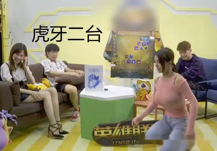 反观虎牙二台就打气很多了,一口气请来了两位女嘉宾,一位是前lpl"腿精