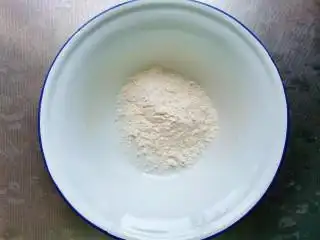 酥炸蘑菇,盘中倒入20克面粉