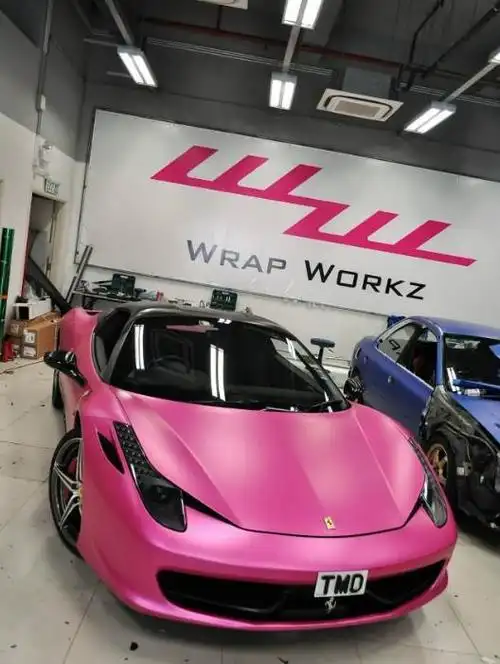 香港街头的法拉利458,特别定制的哑光粉涂装,但还是不如车牌耀眼