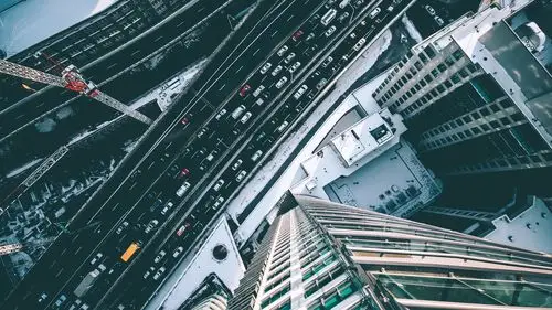 城市摩天大楼顶视图道路汽车4k