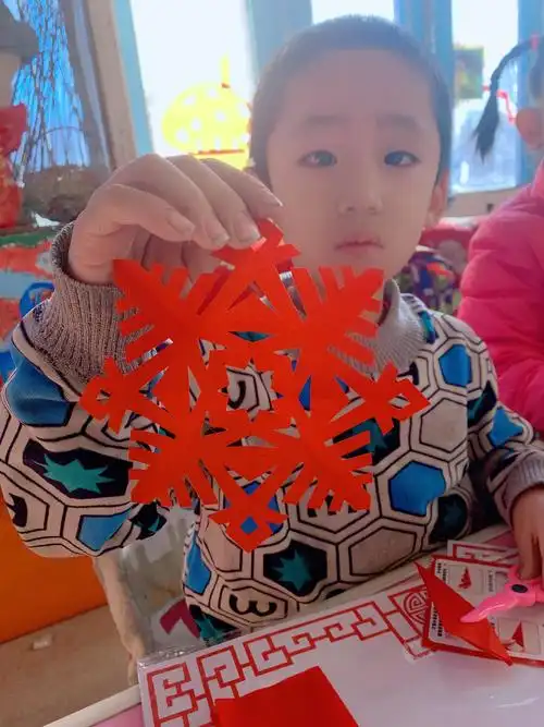 小牛津幼儿园新年欢庆周,剪窗花,画福字.