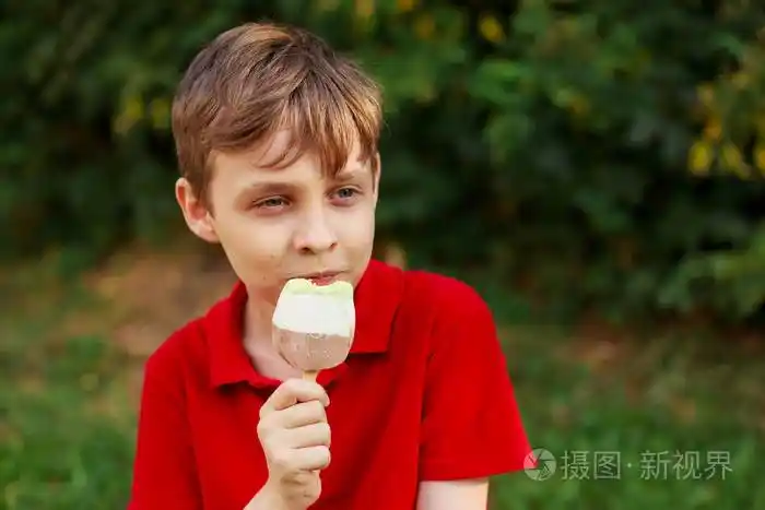 男孩喜欢吃冰淇淋.童年, 家庭, 人, 糖果 c
