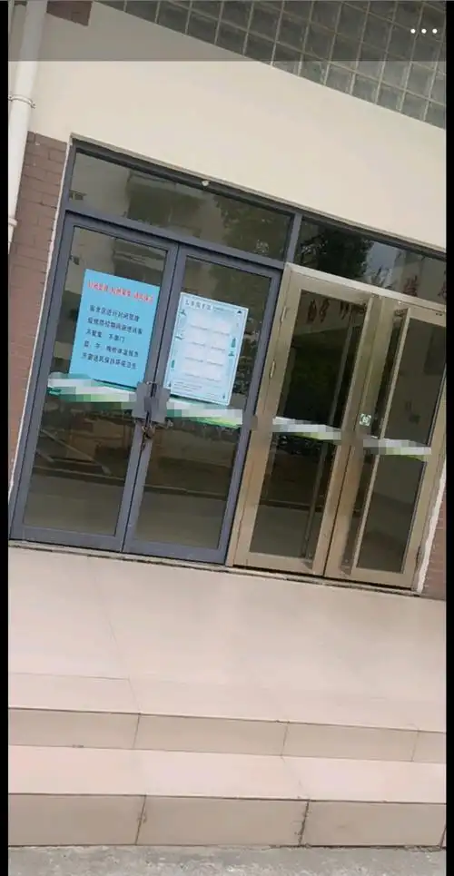 完工图片之宿舍楼的大门