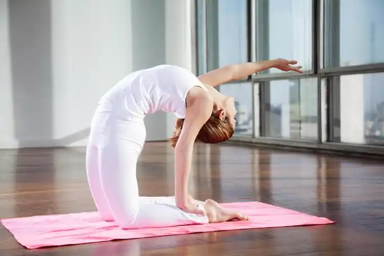 室内练习瑜伽健身的女人