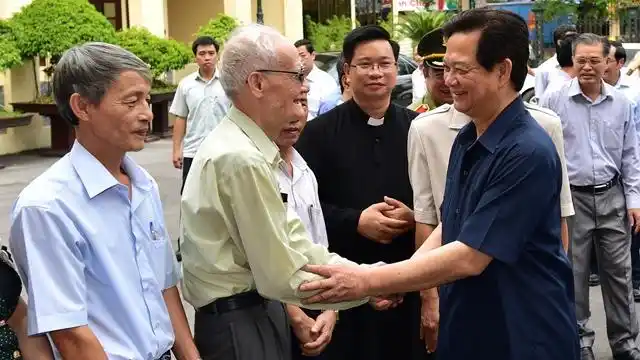 政府总理阮晋勇接触海防市选民