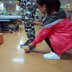 遇到冻足时可以通过在原地踏步进行缓解,或在前面放置让病人跨过去的