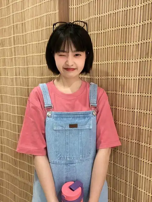 短发穿搭背带裤女孩