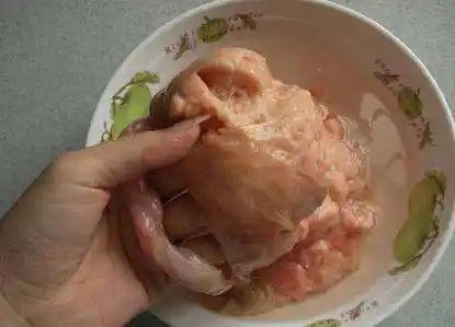 在平时生活中将枸杞子和党参还有适量的 甘草和胎盘加上一些瘦 猪肉