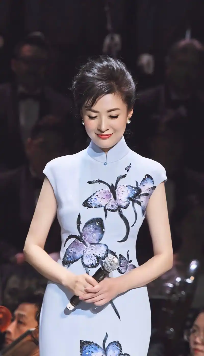 周涛真是韵味美人蝴蝶旗袍彰显央视一姐魅力高雅大气好迷人