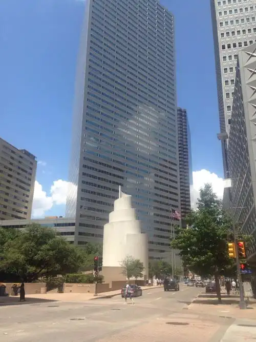 这个才是达拉斯最高的建筑,美国银行广场.它有72层,280米高.