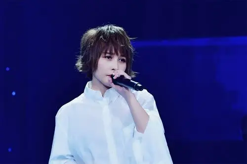 组图:厉娜榜上榜首唱《my way》 自曝和粉丝打游戏