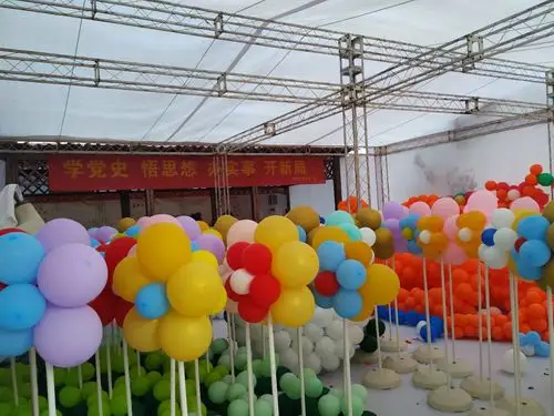 资阳天府花溪喜气洋洋迎"五一",连夜准备气球布置舞台节目多