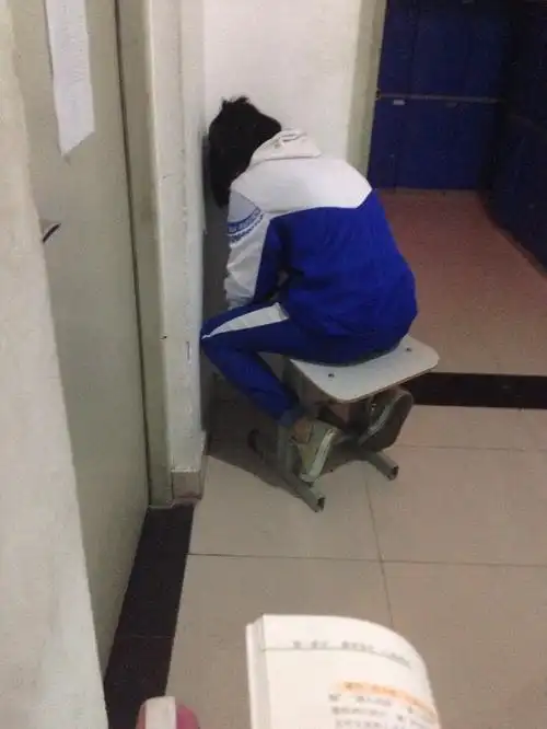 图一 在蹲角落绝望的背政治的小伙伴某桃(    图二 有大屌的小伙伴某