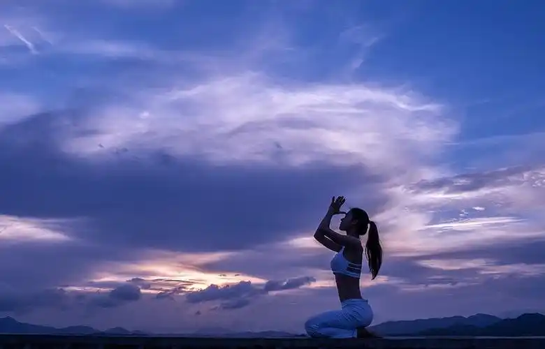 常练瑜伽的姑娘,走路都冒着仙气 光看背影,就美到令人窒息  别人晒