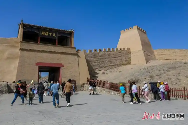 漫步雄关触摸历史  "五一"假期嘉峪关关城景区"持续升温"